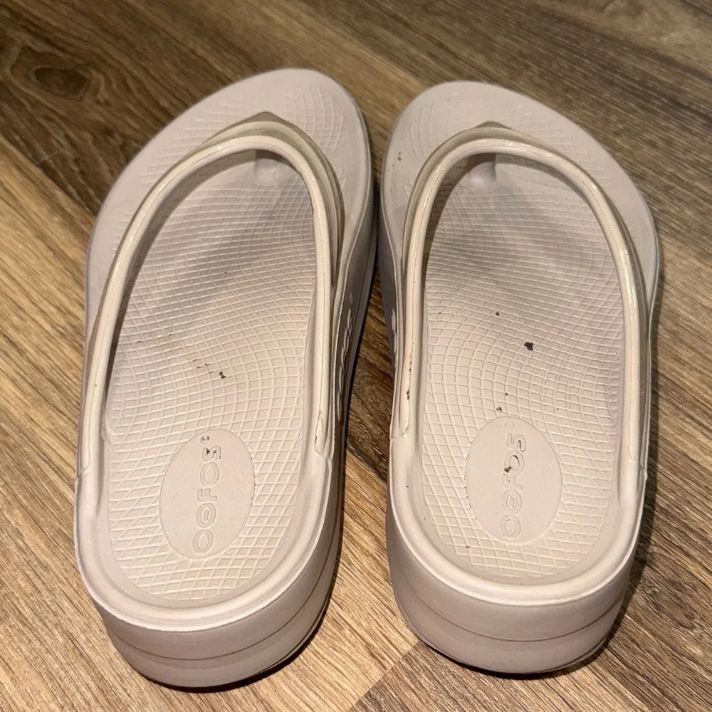 Oofos tan sandals size women’s 8 - Picture 3 of 8